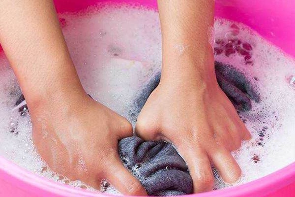 Những dòng vải tự nhiên nên được giặt nhẹ bằng tay thay vì giặt máy.